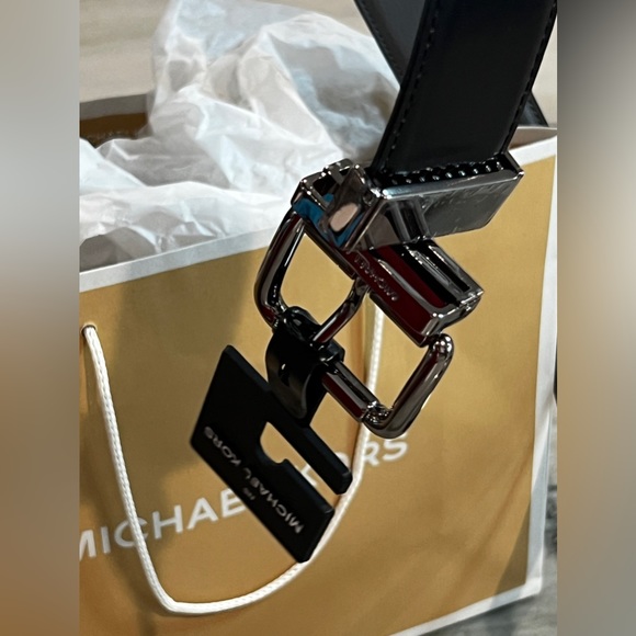 *Brand NEW* Michael Kors, 38 mm CTFR Jeans belt. Too sided Black or Gray - Picture 6 of 7